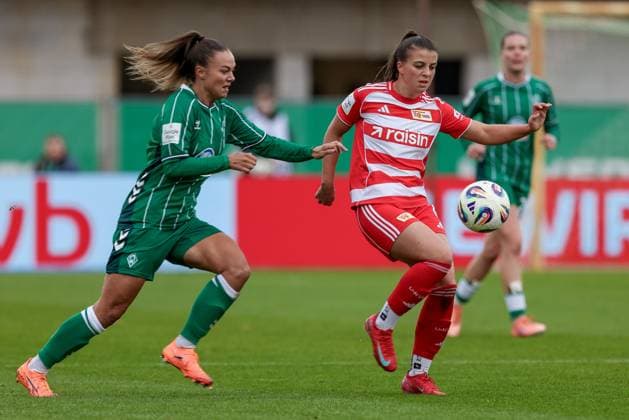 v.li.: Maja Sternad (SV Werder Bremen, 11) und Korina Janez (1. FC Union Berlin, 8) im Zweikampf, Duell, Dynamik, Aktion, Action, Spielszene, DIE DFB-RICHTLINIEN UNTERSAGEN JEGLICHE NUTZUNG VON FOTOS ALS SEQUENZBILDER UND ODER VIDEOÄHNLICHE FOTOSTRECKEN. DFB REGULATIONS PROHIBIT ANY USE OF PHOTOGRAPHS AS IMAGE SEQUENCES AND OR QUASI-VIDEO., 01.11.2025, Bremen (Deutschland), Fussball, Google Pixel Frauen-Bundesliga, SV Werder Bremen - 1. FC Union Berlin