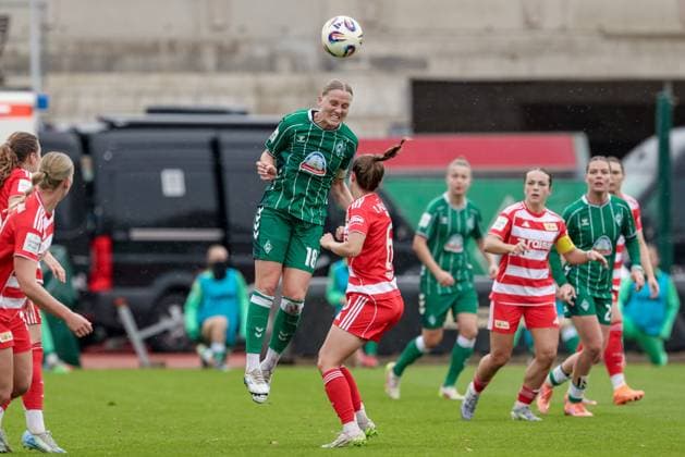 v.li.: Lina Hausicke (SV Werder Bremen, 18) und Celine Frank (1. FC Union Berlin, 6) im Kopfballduell, Kopfball, Zweikampf, Action, Aktion, Spielszene, DIE DFB-RICHTLINIEN UNTERSAGEN JEGLICHE NUTZUNG VON FOTOS ALS SEQUENZBILDER UND ODER VIDEOÄHNLICHE FOTOSTRECKEN. DFB REGULATIONS PROHIBIT ANY USE OF PHOTOGRAPHS AS IMAGE SEQUENCES AND OR QUASI-VIDEO., 01.11.2025, Bremen (Deutschland), Fussball, Google Pixel Frauen-Bundesliga, SV Werder Bremen - 1. FC Union Berlin
