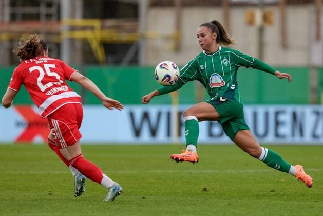 v.li.: Ida Heikkinen (1. FC Union Berlin, 25) und Maja Sternad (SV Werder Bremen, 11) im Zweikampf, Duell, Dynamik, Aktion, Action, Spielszene, DIE DFB-RICHTLINIEN UNTERSAGEN JEGLICHE NUTZUNG VON FOTOS ALS SEQUENZBILDER UND ODER VIDEOÄHNLICHE FOTOSTRECKEN. DFB REGULATIONS PROHIBIT ANY USE OF PHOTOGRAPHS AS IMAGE SEQUENCES AND OR QUASI-VIDEO., 01.11.2025, Bremen (Deutschland), Fussball, Google Pixel Frauen-Bundesliga, SV Werder Bremen - 1. FC Union Berlin