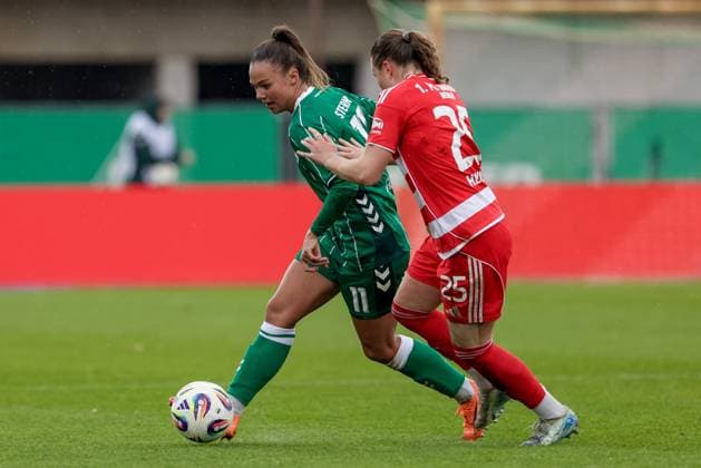 v.li.: Maja Sternad (SV Werder Bremen, 11) und Ida Heikkinen (1. FC Union Berlin, 25) im Zweikampf, Duell, Dynamik, Aktion, Action, Spielszene, DIE DFB-RICHTLINIEN UNTERSAGEN JEGLICHE NUTZUNG VON FOTOS ALS SEQUENZBILDER UND ODER VIDEOÄHNLICHE FOTOSTRECKEN. DFB REGULATIONS PROHIBIT ANY USE OF PHOTOGRAPHS AS IMAGE SEQUENCES AND OR QUASI-VIDEO., 01.11.2025, Bremen (Deutschland), Fussball, Google Pixel Frauen-Bundesliga, SV Werder Bremen - 1. FC Union Berlin