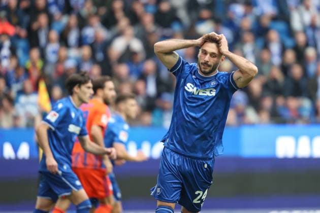 Erste vergebnene Chance durch Fabian Schleusener (Karlsruher SC, 24), Karlsruher SC vs. FC Schalke 04, 2. Bundesliga, 11. Spieltag, 2025 2026, 01.11.2025, DFL REGULATIONS PROHIBIT ANY USE OF PHOTOGRAPHS AS IMAGE SEQUENCES AND OR QUASI-VIDEO, Karlsruher SC vs. FC Schalke 04, 2. Bundesliga, 11. Spieltag, 2025 2026, 01.11.2025 Karlsruhe