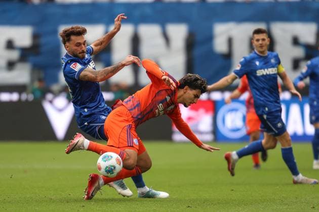 Zweikampf zwischen Fabian Schleusener (Karlsruher SC, 24) und Mertcan Ayhan (FC Schalke 04, 43), Karlsruher SC vs. FC Schalke 04, 2. Bundesliga, 11. Spieltag, 2025 2026, 01.11.2025, DFL REGULATIONS PROHIBIT ANY USE OF PHOTOGRAPHS AS IMAGE SEQUENCES AND OR QUASI-VIDEO, Karlsruher SC vs. FC Schalke 04, 2. Bundesliga, 11. Spieltag, 2025 2026, 01.11.2025 Karlsruhe