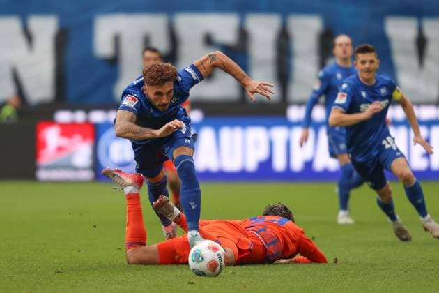Zweikampf zwischen Fabian Schleusener (Karlsruher SC, 24) und Mertcan Ayhan (FC Schalke 04, 43), Karlsruher SC vs. FC Schalke 04, 2. Bundesliga, 11. Spieltag, 2025 2026, 01.11.2025, DFL REGULATIONS PROHIBIT ANY USE OF PHOTOGRAPHS AS IMAGE SEQUENCES AND OR QUASI-VIDEO, Karlsruher SC vs. FC Schalke 04, 2. Bundesliga, 11. Spieltag, 2025 2026, 01.11.2025 Karlsruhe