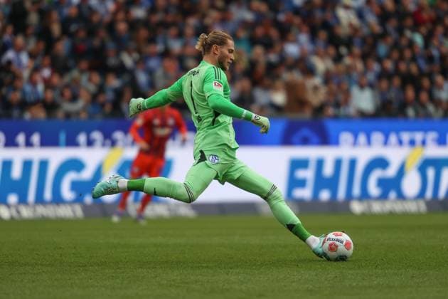 Loris Karius (FC Schalke 04, Torwart 01) in Aktion, Karlsruher SC vs. FC Schalke 04, 2. Bundesliga, 11. Spieltag, 2025 2026, 01.11.2025, DFL REGULATIONS PROHIBIT ANY USE OF PHOTOGRAPHS AS IMAGE SEQUENCES AND OR QUASI-VIDEO, Karlsruher SC vs. FC Schalke 04, 2. Bundesliga, 11. Spieltag, 2025 2026, 01.11.2025 Karlsruhe