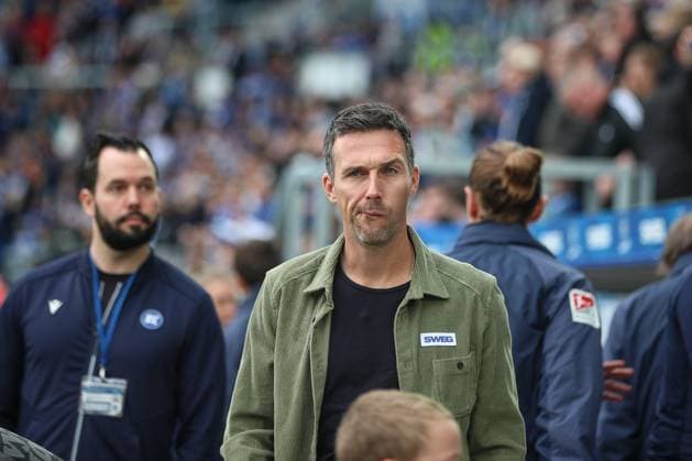 Kurz vor Anpfiff Christian Eichner (Karlsruher SC, Chef-Trainer), Karlsruher SC vs. FC Schalke 04, 2. Bundesliga, 11. Spieltag, 2025 2026, 01.11.2025, DFL REGULATIONS PROHIBIT ANY USE OF PHOTOGRAPHS AS IMAGE SEQUENCES AND OR QUASI-VIDEO, Karlsruher SC vs. FC Schalke 04, 2. Bundesliga, 11. Spieltag, 2025 2026, 01.11.2025 Karlsruhe