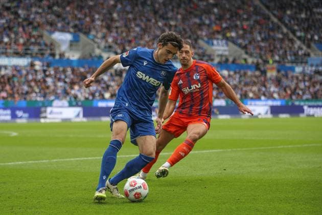 Roko Simic (Karlsruher SC, 09) im Zweikampf mit Nikola Katic (FC Schalke 04, 25), Karlsruher SC vs. FC Schalke 04, 2. Bundesliga, 11. Spieltag, 2025 2026, 01.11.2025, DFL REGULATIONS PROHIBIT ANY USE OF PHOTOGRAPHS AS IMAGE SEQUENCES AND OR QUASI-VIDEO, Karlsruher SC vs. FC Schalke 04, 2. Bundesliga, 11. Spieltag, 2025 2026, 01.11.2025 Karlsruhe