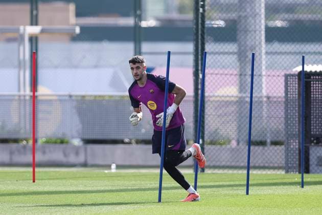 November 1, 2025, Sant Joan Despi, Barcelona, SPAIN: Joan Garcia during the training day of FC Barcelona, Barca ahead the Spanish League, La Liga EA Sports, football match against Elche CF at Ciudad Esportiva Joan Gamper on November 01, 2025 in Sant Joan Despi, Barcelona, Spain. Sant Joan Despi SPAIN - ZUMAa181 20251101_zaa_a181_036 Copyright: xJavierxBorregox