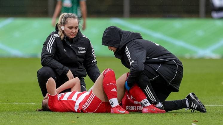 Korina Janez (1. FC Union Berlin, 8) wird verletzt behandelt, Verletzung, Schmerzen, schmerzverzerrtes Gesicht, liegt verletzt am Boden, DIE DFB-RICHTLINIEN UNTERSAGEN JEGLICHE NUTZUNG VON FOTOS ALS SEQUENZBILDER UND ODER VIDEOÄHNLICHE FOTOSTRECKEN. DFB REGULATIONS PROHIBIT ANY USE OF PHOTOGRAPHS AS IMAGE SEQUENCES AND OR QUASI-VIDEO., 01.11.2025, Bremen (Deutschland), Fussball, Google Pixel Frauen-Bundesliga, SV Werder Bremen - 1. FC Union Berlin