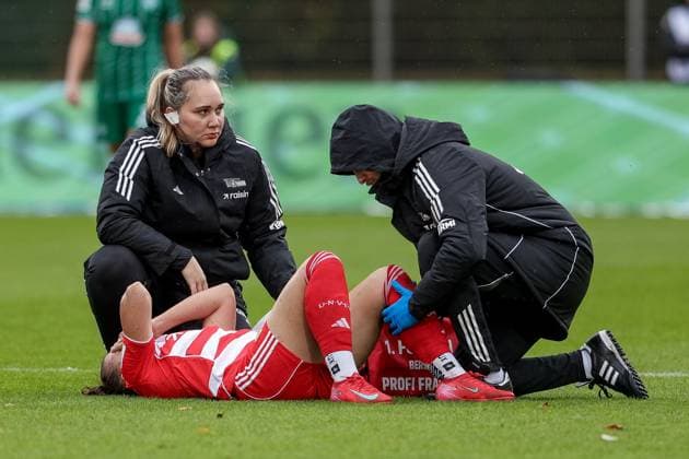Korina Janez (1. FC Union Berlin, 8) wird verletzt behandelt, Verletzung, Schmerzen, schmerzverzerrtes Gesicht, liegt verletzt am Boden, DIE DFB-RICHTLINIEN UNTERSAGEN JEGLICHE NUTZUNG VON FOTOS ALS SEQUENZBILDER UND ODER VIDEOÄHNLICHE FOTOSTRECKEN. DFB REGULATIONS PROHIBIT ANY USE OF PHOTOGRAPHS AS IMAGE SEQUENCES AND OR QUASI-VIDEO., 01.11.2025, Bremen (Deutschland), Fussball, Google Pixel Frauen-Bundesliga, SV Werder Bremen - 1. FC Union Berlin