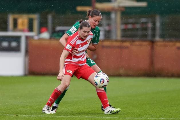 v.li.: Antonia Halverkamps (1. FC Union Berlin, 29) und Hanna Nemeth (SV Werder Bremen, 23) im Zweikampf, Duell, Dynamik, Aktion, Action, Spielszene, DIE DFB-RICHTLINIEN UNTERSAGEN JEGLICHE NUTZUNG VON FOTOS ALS SEQUENZBILDER UND ODER VIDEOÄHNLICHE FOTOSTRECKEN. DFB REGULATIONS PROHIBIT ANY USE OF PHOTOGRAPHS AS IMAGE SEQUENCES AND OR QUASI-VIDEO., 01.11.2025, Bremen (Deutschland), Fussball, Google Pixel Frauen-Bundesliga, SV Werder Bremen - 1. FC Union Berlin