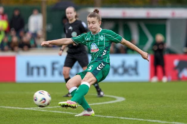 Michelle Ulbrich (SV Werder Bremen, 5) beim Torschuss, schießt auf das Tor, am Ball, Aktion, Action, Spielszene,, DIE DFB-RICHTLINIEN UNTERSAGEN JEGLICHE NUTZUNG VON FOTOS ALS SEQUENZBILDER UND ODER VIDEOÄHNLICHE FOTOSTRECKEN. DFB REGULATIONS PROHIBIT ANY USE OF PHOTOGRAPHS AS IMAGE SEQUENCES AND OR QUASI-VIDEO., 01.11.2025, Bremen (Deutschland), Fussball, Google Pixel Frauen-Bundesliga, SV Werder Bremen - 1. FC Union Berlin