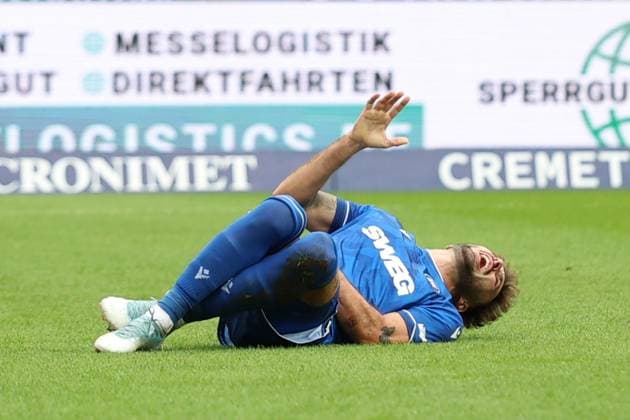 01.11.2025, xrekx, Fussball 2.Bundesliga, Karlsruher SC - FC Schalke 04 v.l. Fabian Schleusener (Karlsruher SC) verletzt, Verletzung, Schmerz, Schmerzen, injured, injury, pain, pains (DFL DFB REGULATIONS PROHIBIT ANY USE OF PHOTOGRAPHS as IMAGE SEQUENCES and or QUASI-VIDEO) Karlsruhe