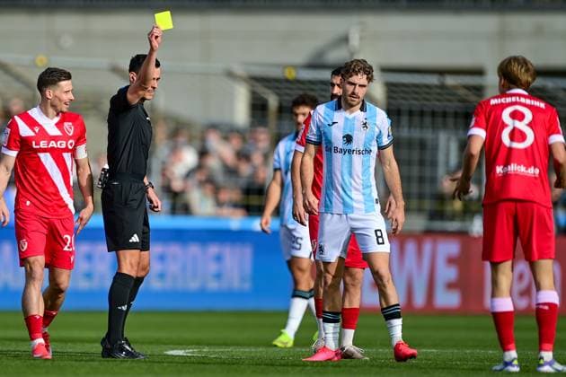 Konrad Oldhafer (Schiedsrichter, Referee) zeigt Lukas Michelbrink (Cottbus, 8) die Gelbe Karte, Verwarnung, yellow card, 01.11.2025, München (Deutschland), Fussball, 3. Liga, TSV 1860 München - FC Energie Cottbus, DFB DFL REGULATIONS PROHIBIT ANY USE OF PHOTOGRAPHS AS IMAGE SEQUENCES AND OR QUASI-VIDEO.