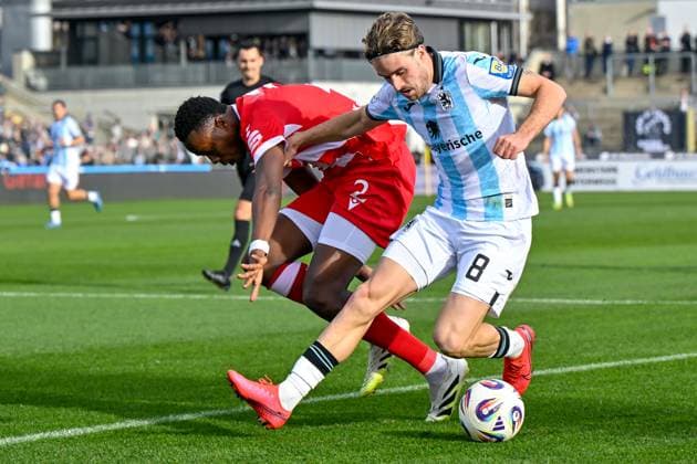 v.li.: King Manu (Cottbus, 2) David Philipp (TSV 1860, 8) im Zweikampf, Duell, duel, tackle, Dynamik, Action, Aktion, 01.11.2025, München (Deutschland), Fussball, 3. Liga, TSV 1860 München - FC Energie Cottbus, DFB DFL REGULATIONS PROHIBIT ANY USE OF PHOTOGRAPHS AS IMAGE SEQUENCES AND OR QUASI-VIDEO.