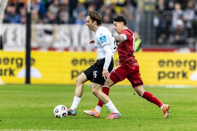 Fussball, Saison 2025 2026, 3. Liga, Donaustadion Ulm, 13. Spieltag, SSV Ulm 1846 Fußball - VfB Stuttgart II, 01.11.2025 01.11.2025, Fussball, Saison 2025 2026, 3. Liga, Donaustadion Ulm, 13. Spieltag, SSV Ulm 1846 Fußball - VfB Stuttgart II, v.l. 25 Elias Löder (SSV Ulm 1846 Fußball), 10 Nicolas Sessa (VfB Stuttgart II) Foto: Lucca Fundel Ulm Donaustadion Baden-Württemberg Deutschland