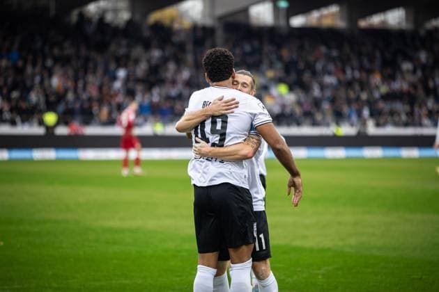 Fussball, Saison 2025 2026, 3. Liga, Donaustadion Ulm, 13. Spieltag, SSV Ulm 1846 Fußball - VfB Stuttgart II, 01.11.2025 01.11.2025, Fussball, Saison 2025 2026, 3. Liga, Donaustadion Ulm, 13. Spieltag, SSV Ulm 1846 Fußball - VfB Stuttgart II, Torjubel Jubel Freude nach Treffer Tor Torschuss zum 1:0 durch 49 Andre Becker (SSV Ulm 1846 Fußball). v.l. 49 Andre Becker (SSV Ulm 1846 Fußball), 11 Dennis Chessa (SSV Ulm 1846 Fußball) Foto: Lucca Fundel Ulm Donaustadion Baden-Württemberg Deutschland