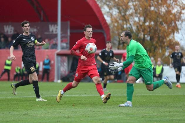 01.11.2025, xjcx, Herren, Fussball, Saison 2025 2026, Regionalliga Bayern, 16. Spieltag: TSV Aubstadt - TSV Schwaben Augsburg Benedikt Krug ( 22, TSV Schwaben Augsburg), Franz Helmer ( 5, TSV Aubstadt), Iason Drobny ( 1, TSV Schwaben Augsburg) Sulzfeld Schulstadion Aubstadt (NGN Arena) Bayern Deutschland