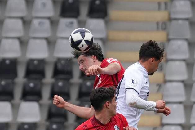 David Schopper (SC Freiburg II, 17) Kopfball , Deutschland, Fussball, Regionalliga Südwest, 15.Spieltag, 2025 2026, SC Freiburg II vs. TSV Steinbach Haiger, 01.11.2025, Dreisamstadion, Freiburg, Deutschland DFB REGULATIONS PROHIBIT ANY USE OF PHOTOGRAPHS AS IMAGE SEQUENCES AND OR QUASI-VIDEO. Freiburg Dreisamstadion Baden-Wuerttemberg Deutschland Copyright: xArnexAmbergx