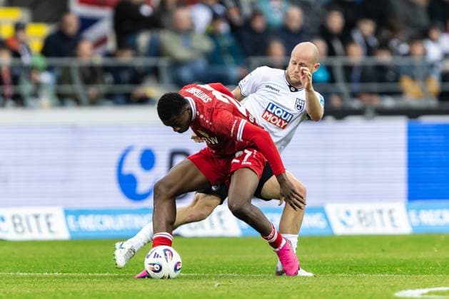 Fussball, Saison 2025 2026, 3. Liga, Donaustadion Ulm, 13. Spieltag, SSV Ulm 1846 Fußball - VfB Stuttgart II, 01.11.2025 01.11.2025, Fussball, Saison 2025 2026, 3. Liga, Donaustadion Ulm, 13. Spieltag, SSV Ulm 1846 Fußball - VfB Stuttgart II, v.l. 27 Mansour Ouro-Tagba (VfB Stuttgart II), 21 Marcel Seegert (SSV Ulm 1846 Fußball) Foto: Lucca Fundel Ulm Donaustadion Baden-Württemberg Deutschland