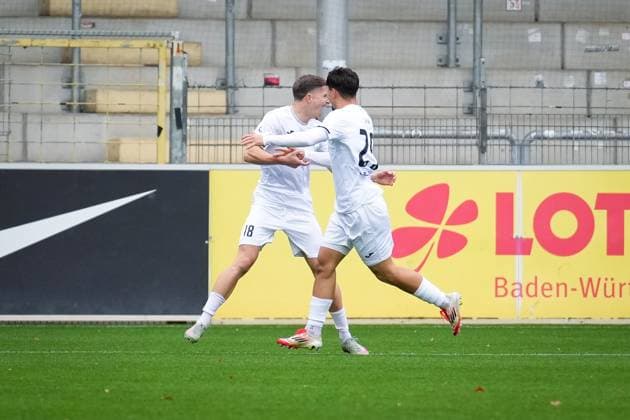 Deutschland, Fußball, Regionalliga Südwest, Saison 2025 2026, 15. Spieltag SC Freiburg II vs. TSV Steinbach Haiger Dreisamstadion (Freiburg): Leon Wirtz (TSV Steinbach Haiger, 18) Tor, Torjubel, Emotionen, Torschuss, Freude, Jubel, Freiburg Dreisamstadion Baden-Württemberg Deutschland Copyright: xFINLEYxMÖRCHx