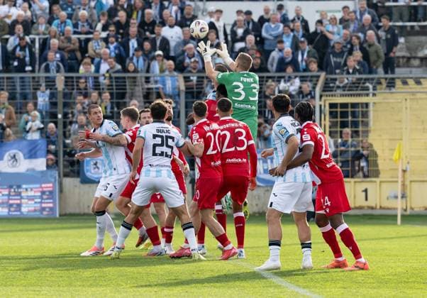 Marius Funk (Torwart, FC Energie Cottbus, 33) pflueckt einen Ball herunter GER, TSV 1860 Muenchen vs. FC Energie Cottbus, Fussball, 3. Bundesliga, 13. Spieltag, Saison 2025 2026, 01.11.2025. (DFL DFB REGULATIONS PROHIBIT ANY USE OF PHOTOGRAPHS as IMAGE SEQUENCES and or QUASI-VIDEO). GER, TSV 1860 Muenchen vs. FC Energie Cottbus, Fussball, 3. Bundesliga, 13. Spieltag, Saison 2025 2026, 01.11.2025. Muenchen Copyright: xEibner-Pressefoto HeikexFeinerx EP_HFR
