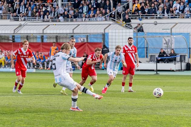 Thore Jacobsen (TSV 1860 Muenchen, 05) bei seinem Elfmeter, der zum Tor zum 1:0 fuehrt GER, TSV 1860 Muenchen vs. FC Energie Cottbus, Fussball, 3. Bundesliga, 13. Spieltag, Saison 2025 2026, 01.11.2025. (DFL DFB REGULATIONS PROHIBIT ANY USE OF PHOTOGRAPHS as IMAGE SEQUENCES and or QUASI-VIDEO). GER, TSV 1860 Muenchen vs. FC Energie Cottbus, Fussball, 3. Bundesliga, 13. Spieltag, Saison 2025 2026, 01.11.2025. Muenchen Copyright: xEibner-Pressefoto HeikexFeinerx EP_HFR