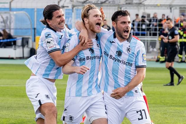 Tunay Deniz (TSV 1860 Muenchen, 36) und Kevin Volland (TSV 1860 Muenchen, 31) bejubeln mit Thore Jacobsen (TSV 1860 Muenchen, 05) dessen Tor zum 1:0 per Elfmeter Strafstoss GER, TSV 1860 Muenchen vs. FC Energie Cottbus, Fussball, 3. Bundesliga, 13. Spieltag, Saison 2025 2026, 01.11.2025. (DFL DFB REGULATIONS PROHIBIT ANY USE OF PHOTOGRAPHS as IMAGE SEQUENCES and or QUASI-VIDEO). GER, TSV 1860 Muenchen vs. FC Energie Cottbus, Fussball, 3. Bundesliga, 13. Spieltag, Saison 2025 2026, 01.11.2025. Muenchen Copyright: xEibner-Pressefoto HeikexFeinerx EP_HFR
