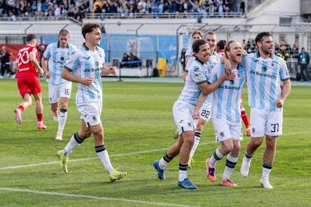 Die Muenchner bejubeln mit Thore Jacobsen (TSV 1860 Muenchen, 05) dessen Tor zum 1:0 per Elfmeter Strafstoss GER, TSV 1860 Muenchen vs. FC Energie Cottbus, Fussball, 3. Bundesliga, 13. Spieltag, Saison 2025 2026, 01.11.2025. (DFL DFB REGULATIONS PROHIBIT ANY USE OF PHOTOGRAPHS as IMAGE SEQUENCES and or QUASI-VIDEO). GER, TSV 1860 Muenchen vs. FC Energie Cottbus, Fussball, 3. Bundesliga, 13. Spieltag, Saison 2025 2026, 01.11.2025. Muenchen Copyright: xEibner-Pressefoto HeikexFeinerx EP_HFR