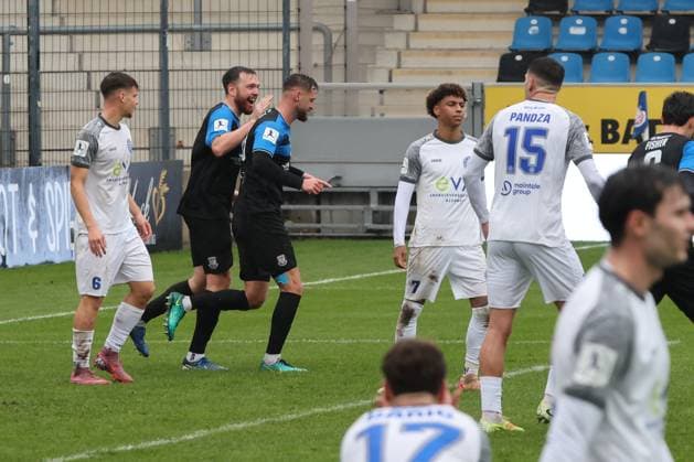 Lukas Gottwalt (FSV Frankfurt, Nr. 13) trifft zum 2:0 in den Winkel und Jubelt mit Tim Weißmann (FSV Frankfurt, Nr. 4), Tor , Regionalliga, FSV Frankfurt - Bayern Alzenau, Fussball Regionalliga Südwest 25 26, 15. Spieltag, Saison 2025 2026, 01.11.2025, Frankfurt PSD-Bank-Arena Deutschland