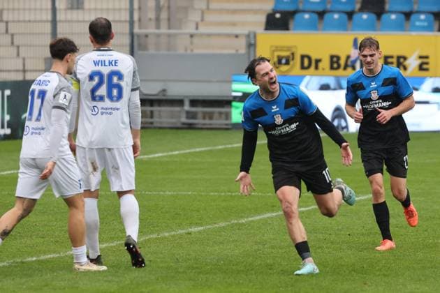 Torschützen Cas Peters (FSV Frankfurt, Nr. 10) jubelt zum Tor, 3:0, Torjubel mit seinem Teamkollegen , Regionalliga, FSV Frankfurt - Bayern Alzenau, Fussball Regionalliga Südwest 25 26, 15. Spieltag, Saison 2025 2026, 01.11.2025, Frankfurt PSD-Bank-Arena Deutschland