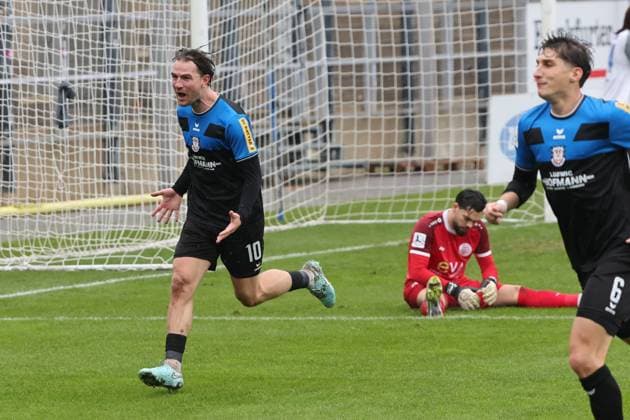 Torschützen Cas Peters (FSV Frankfurt, Nr. 10) jubelt zum Tor, 3:0, Torjubel mit seinem Teamkollegen , Regionalliga, FSV Frankfurt - Bayern Alzenau, Fussball Regionalliga Südwest 25 26, 15. Spieltag, Saison 2025 2026, 01.11.2025, Frankfurt PSD-Bank-Arena Deutschland
