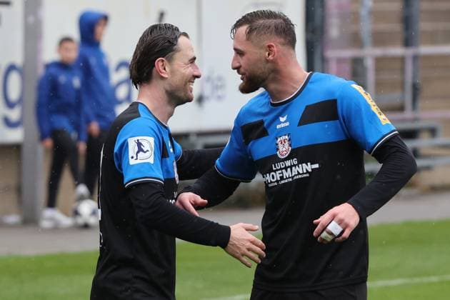 Torschützen unter sich jubeln, Cas Peters (FSV Frankfurt, Nr. 10) jubelt zum Tor 3:0 mit Torschützen zum 2:0 Lukas Gottwalt (FSV Frankfurt, Nr. 13), Torjubel mit seinem Teamkollegen , Regionalliga, FSV Frankfurt - Bayern Alzenau, Fussball Regionalliga Südwest 25 26, 15. Spieltag, Saison 2025 2026, 01.11.2025, Frankfurt PSD-Bank-Arena Deutschland