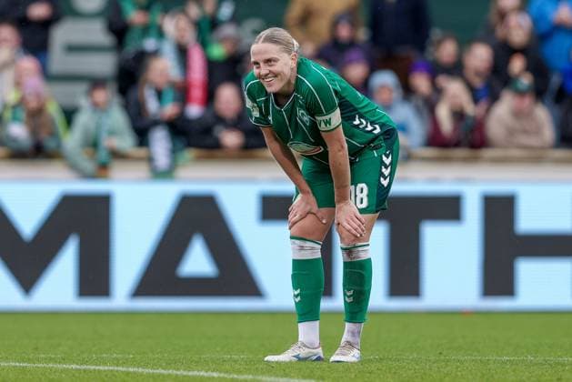 Lina Hausicke (SV Werder Bremen, 18) stützt die Hände auf die Knie, lächelt, lacht, Freude, freut sich, Freisteller, Einzelbild, Ganzkörper, Aktion, Action, Spielszene, DIE DFB-RICHTLINIEN UNTERSAGEN JEGLICHE NUTZUNG VON FOTOS ALS SEQUENZBILDER UND ODER VIDEOÄHNLICHE FOTOSTRECKEN. DFB REGULATIONS PROHIBIT ANY USE OF PHOTOGRAPHS AS IMAGE SEQUENCES AND OR QUASI-VIDEO., 01.11.2025, Bremen (Deutschland), Fussball, Google Pixel Frauen-Bundesliga, SV Werder Bremen - 1. FC Union Berlin