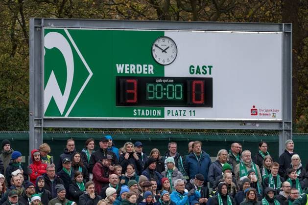 Die Anzeigetafel zeigt den Spielstand von 3:0 an, Ergebnis, Zwischenergebnis, Endergebnis, Endstand, Tore, Videowall, Videowand, Anzeige, DIE DFB-RICHTLINIEN UNTERSAGEN JEGLICHE NUTZUNG VON FOTOS ALS SEQUENZBILDER UND ODER VIDEOÄHNLICHE FOTOSTRECKEN. DFB REGULATIONS PROHIBIT ANY USE OF PHOTOGRAPHS AS IMAGE SEQUENCES AND OR QUASI-VIDEO., 01.11.2025, Bremen (Deutschland), Fussball, Google Pixel Frauen-Bundesliga, SV Werder Bremen - 1. FC Union Berlin