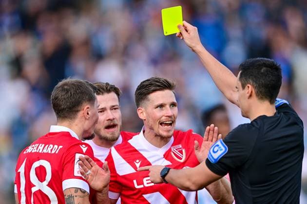 Konrad Oldhafer (Schiedsrichter, Referee) zeigt Erik Engelhardt (Cottbus, 18) die Gelbe Karte, Verwarnung, yellow card, Axel Borgmann (Cottbus, 20) diskutiert mit dem Schiedsrichter, 01.11.2025, München (Deutschland), Fussball, 3. Liga, TSV 1860 München - FC Energie Cottbus, DFB DFL REGULATIONS PROHIBIT ANY USE OF PHOTOGRAPHS AS IMAGE SEQUENCES AND OR QUASI-VIDEO.