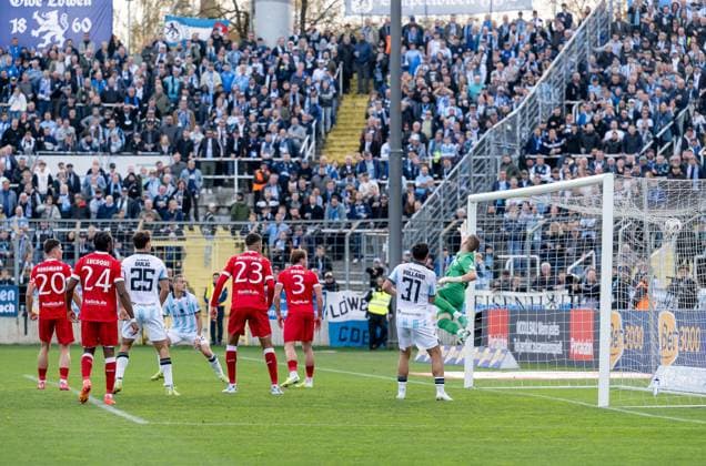 Hier beobachten Sean Dulic (TSV 1860 Muenchen, 25), Sigurd Haugen (TSV 1860 Muenchen, 22) und Kevin Volland (TSV 1860 Muenchen, 31) wie der Ball zum 2:0 durch Thore Jacobsen (TSV 1860 Muenchen, 05) - nicht im Bild - im Tor von Theo Ogbidi (FC Energie Cottbus, 22) einschlaegt GER, TSV 1860 Muenchen vs. FC Energie Cottbus, Fussball, 3. Bundesliga, 13. Spieltag, Saison 2025 2026, 01.11.2025. (DFL DFB REGULATIONS PROHIBIT ANY USE OF PHOTOGRAPHS as IMAGE SEQUENCES and or QUASI-VIDEO). GER, TSV 1860 Muenchen vs. FC Energie Cottbus, Fussball, 3. Bundesliga, 13. Spieltag, Saison 2025 2026, 01.11.2025. Muenchen Copyright: xEibner-Pressefoto HeikexFeinerx EP_HFR