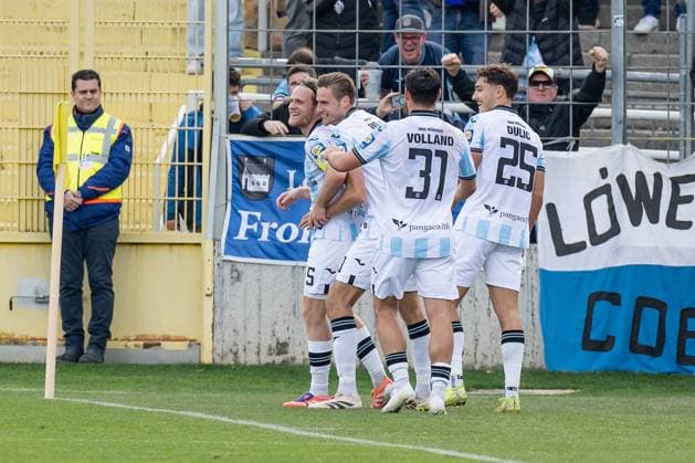 Die Muechner bejubeln mit Thore Jacobsen (TSV 1860 Muenchen, 05) dessen zweites Tor zum 2:0 GER, TSV 1860 Muenchen vs. FC Energie Cottbus, Fussball, 3. Bundesliga, 13. Spieltag, Saison 2025 2026, 01.11.2025. (DFL DFB REGULATIONS PROHIBIT ANY USE OF PHOTOGRAPHS as IMAGE SEQUENCES and or QUASI-VIDEO). GER, TSV 1860 Muenchen vs. FC Energie Cottbus, Fussball, 3. Bundesliga, 13. Spieltag, Saison 2025 2026, 01.11.2025. Muenchen Copyright: xEibner-Pressefoto HeikexFeinerx EP_HFR