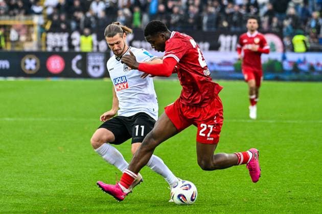 GER, 3. Liga, SSV Ulm 1846 vs VfB Stuttgart II 01.11.2025, Donaustadion, Ulm, GER, 3. Liga, SSV Ulm 1846 vs VfB Stuttgart II, im Bild Dennis Chessa (SSV Ulm, 11), Mansour Ouro-Tagha (Stuttgart, 27)