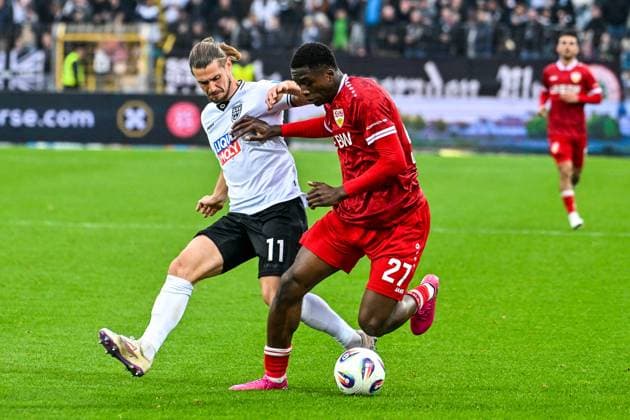 GER, 3. Liga, SSV Ulm 1846 vs VfB Stuttgart II 01.11.2025, Donaustadion, Ulm, GER, 3. Liga, SSV Ulm 1846 vs VfB Stuttgart II, im Bild Dennis Chessa (SSV Ulm, 11), Mansour Ouro-Tagha (Stuttgart, 27)