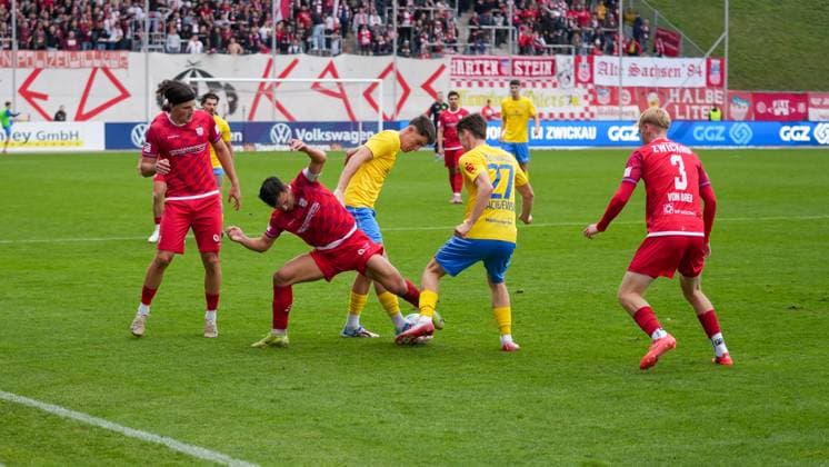 Fußball, Herren, Saison 2025 2026, Regionalliga Nordost, 14. Spieltag, FSV Zwickau vs. FSV 63 Luckenwalde, Samstag 01.11.2025, GGZ-Arena Zwickau, Im Bild: v.l. Veron Dobruna (Zwickau), Andrej Startsev (Zwickau), Mike Bachmann (Luckenwalde), Tim Maciejewski (Luckenwalde) und Josua von Baer (Zwickau) Sachsen Deutschland