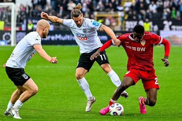 GER, 3. Liga, SSV Ulm 1846 vs VfB Stuttgart II 01.11.2025, Donaustadion, Ulm, GER, 3. Liga, SSV Ulm 1846 vs VfB Stuttgart II, im Bild Marcel Seegert (SSV Ulm, 21), Dennis Chessa (SSV Ulm, 11), Mansour Ouro-Tagha (Stuttgart, 27)