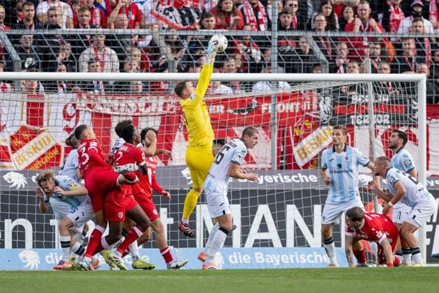 Thomas Daehne (Torwart, TSV 1860 Muenchen, 21) pflueckt vor den Cottbusser Angreifern einen Ball herunter GER, TSV 1860 Muenchen vs. FC Energie Cottbus, Fussball, 3. Bundesliga, 13. Spieltag, Saison 2025 2026, 01.11.2025. (DFL DFB REGULATIONS PROHIBIT ANY USE OF PHOTOGRAPHS as IMAGE SEQUENCES and or QUASI-VIDEO). GER, TSV 1860 Muenchen vs. FC Energie Cottbus, Fussball, 3. Bundesliga, 13. Spieltag, Saison 2025 2026, 01.11.2025. Muenchen Copyright: xEibner-Pressefoto HeikexFeinerx EP_HFR