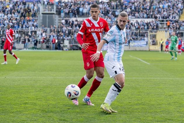Kampf um den Ball Zweikampf zwischen Nyamekye Awortwie-Grant (FC Energie Cottbus, 23) und Sigurd Haugen (TSV 1860 Muenchen, 22) GER, TSV 1860 Muenchen vs. FC Energie Cottbus, Fussball, 3. Bundesliga, 13. Spieltag, Saison 2025 2026, 01.11.2025. (DFL DFB REGULATIONS PROHIBIT ANY USE OF PHOTOGRAPHS as IMAGE SEQUENCES and or QUASI-VIDEO). GER, TSV 1860 Muenchen vs. FC Energie Cottbus, Fussball, 3. Bundesliga, 13. Spieltag, Saison 2025 2026, 01.11.2025. Muenchen Copyright: xEibner-Pressefoto HeikexFeinerx EP_HFR