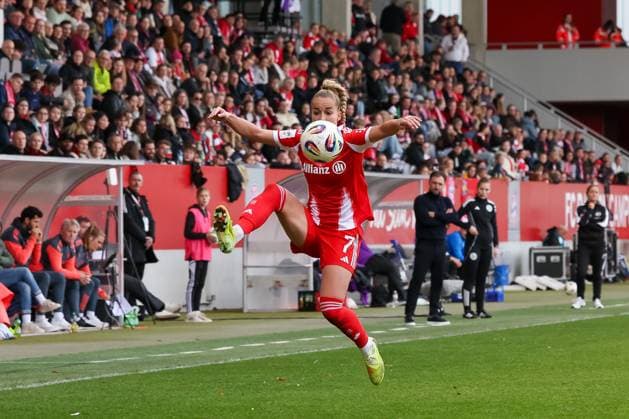 Giulia Gwinn (FC Bayern Muenchen, 07) nimmt Ball in der Luft an, GER, FC Bayern Muenchen vs. SGS Essen, Fussball, Google Pixel Frauen-Bundesliga, 8. Spieltag, Saison 2025 2026, 01.11.2025, DFL DFB REGULATIONS PROHIBIT ANY USE OF PHOTOGRAPHS as IMAGE SEQUENCES and or QUASI-VIDEO, GER, FC Bayern Muenchen vs. SGS Essen, Fussball, Google Pixel Frauen-Bundesliga, 8. Spieltag, Saison 2025 2026, 01.11.2025 Muenchen Copyright: xEibner-Pressefoto JennixMaulx EP_JML