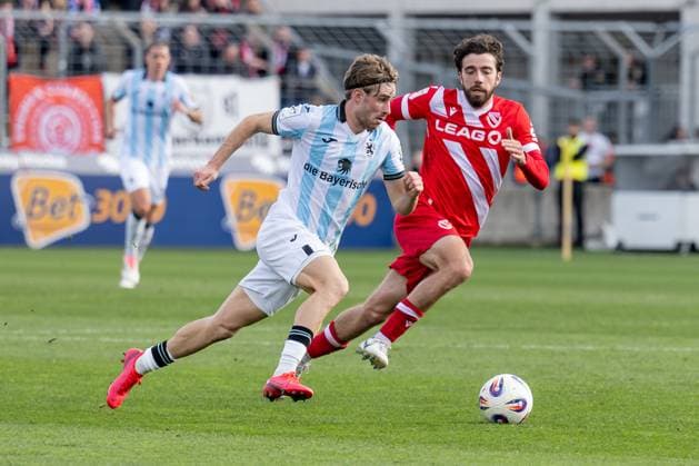Laufduell von David Philipp (TSV 1860 Muenchen, 08) mit Dominik Pelivan (FC Energie Cottbus, 5) GER, TSV 1860 Muenchen vs. FC Energie Cottbus, Fussball, 3. Bundesliga, 13. Spieltag, Saison 2025 2026, 01.11.2025. (DFL DFB REGULATIONS PROHIBIT ANY USE OF PHOTOGRAPHS as IMAGE SEQUENCES and or QUASI-VIDEO). GER, TSV 1860 Muenchen vs. FC Energie Cottbus, Fussball, 3. Bundesliga, 13. Spieltag, Saison 2025 2026, 01.11.2025. Muenchen Copyright: xEibner-Pressefoto HeikexFeinerx EP_HFR