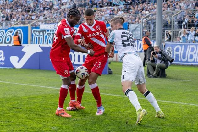 Kampf um den Ball von Anderson Lucoqui (FC Energie Cottbus, 24) und Nyamekye Awortwie-Grant (FC Energie Cottbus, 23) mit Sigurd Haugen (TSV 1860 Muenchen, 22) GER, TSV 1860 Muenchen vs. FC Energie Cottbus, Fussball, 3. Bundesliga, 13. Spieltag, Saison 2025 2026, 01.11.2025. (DFL DFB REGULATIONS PROHIBIT ANY USE OF PHOTOGRAPHS as IMAGE SEQUENCES and or QUASI-VIDEO). GER, TSV 1860 Muenchen vs. FC Energie Cottbus, Fussball, 3. Bundesliga, 13. Spieltag, Saison 2025 2026, 01.11.2025. Muenchen Copyright: xEibner-Pressefoto HeikexFeinerx EP_HFR