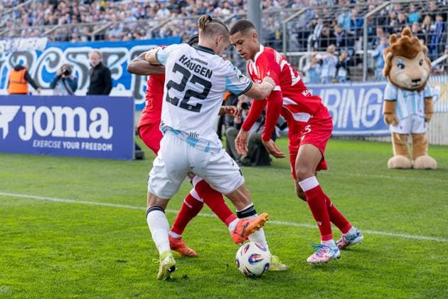 Kampf um den Ball von Anderson Lucoqui (FC Energie Cottbus, 24) und Nyamekye Awortwie-Grant (FC Energie Cottbus, 23) mit Sigurd Haugen (TSV 1860 Muenchen, 22) GER, TSV 1860 Muenchen vs. FC Energie Cottbus, Fussball, 3. Bundesliga, 13. Spieltag, Saison 2025 2026, 01.11.2025. (DFL DFB REGULATIONS PROHIBIT ANY USE OF PHOTOGRAPHS as IMAGE SEQUENCES and or QUASI-VIDEO). GER, TSV 1860 Muenchen vs. FC Energie Cottbus, Fussball, 3. Bundesliga, 13. Spieltag, Saison 2025 2026, 01.11.2025. Muenchen Copyright: xEibner-Pressefoto HeikexFeinerx EP_HFR