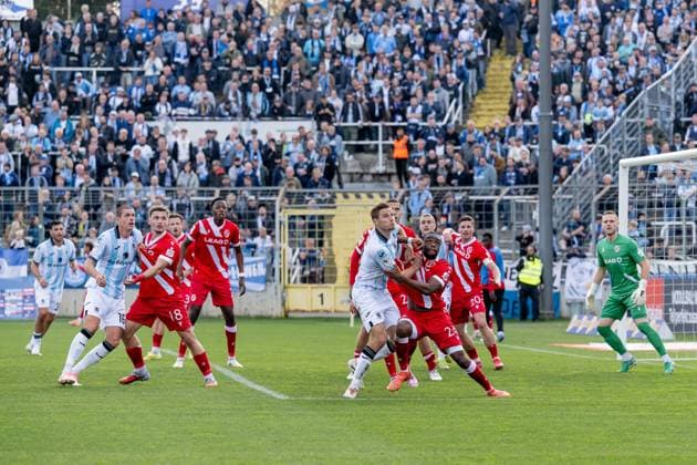 Die Spieler - u.a. Siemen Voet (TSV 1860 Muenchen, 03) und Anderson Lucoqui (FC Energie Cottbus, 24) - erwarten einen Eckball vor dem Tor von Marius Funk (Torwart, FC Energie Cottbus, 33) GER, TSV 1860 Muenchen vs. FC Energie Cottbus, Fussball, 3. Bundesliga, 13. Spieltag, Saison 2025 2026, 01.11.2025. (DFL DFB REGULATIONS PROHIBIT ANY USE OF PHOTOGRAPHS as IMAGE SEQUENCES and or QUASI-VIDEO). GER, TSV 1860 Muenchen vs. FC Energie Cottbus, Fussball, 3. Bundesliga, 13. Spieltag, Saison 2025 2026, 01.11.2025. Muenchen Copyright: xEibner-Pressefoto HeikexFeinerx EP_HFR