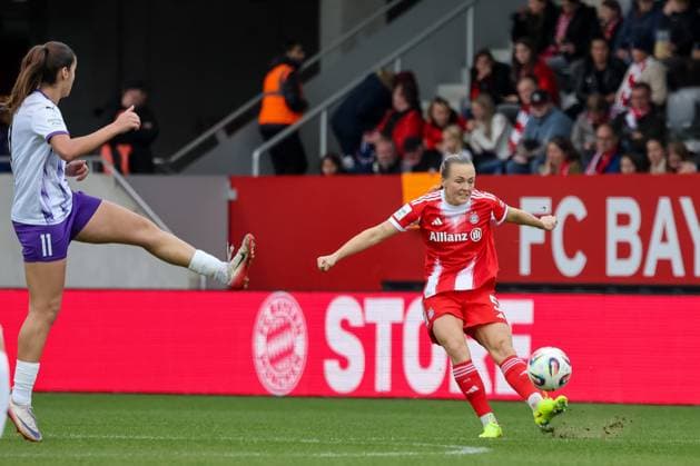 Magdalena Eriksson (FC Bayern Muenchen, 05) mit Laureta Elmazi (SGS Essen, 11), GER, FC Bayern Muenchen vs. SGS Essen, Fussball, Google Pixel Frauen-Bundesliga, 8. Spieltag, Saison 2025 2026, 01.11.2025, DFL DFB REGULATIONS PROHIBIT ANY USE OF PHOTOGRAPHS as IMAGE SEQUENCES and or QUASI-VIDEO, GER, FC Bayern Muenchen vs. SGS Essen, Fussball, Google Pixel Frauen-Bundesliga, 8. Spieltag, Saison 2025 2026, 01.11.2025 Muenchen Copyright: xEibner-Pressefoto JennixMaulx EP_JML