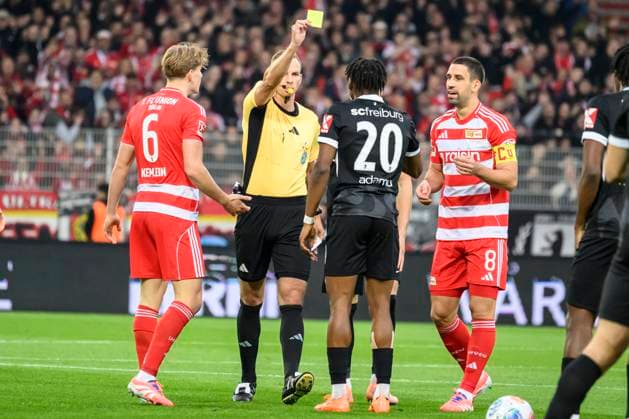 im Bild v.l.: Gelb fuer Junior Adamu (SC Freiburg), fuer Faul an Andras Schaefer (1.FC Union), von Soeren Storks Sciedsrichter, GER, Berlin, 1. FC Union Berlin vs. SC Freiburg, Bundesliga, Fussball, DFB, Spielzeit 2025 2026, Alte Foersterei, DFB DFL REGULATIONS PROHIBIT ANY USE OF PHOTOGRAPHS AS IMAGE SEQUENCES AND OR QUASI-VIDEO, 01.11.25, Copyright: HMBxMedia UwexKoch